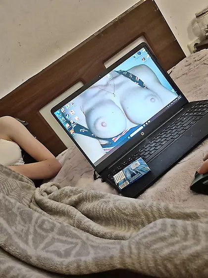 Which nude should I use as a wallpaper