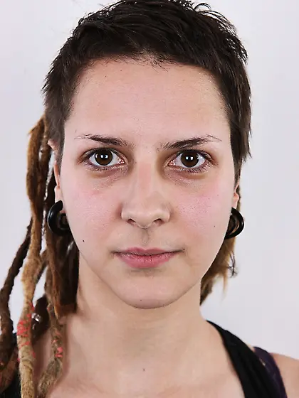 Dreadlock sexy chick shows