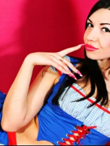 Brunette bonnyk perform anal