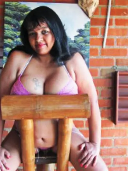 Brunette daysi perform anal