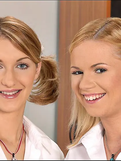 Nasty schoolgirl Yasmine Gold satisfying smooth pussy of Weendy