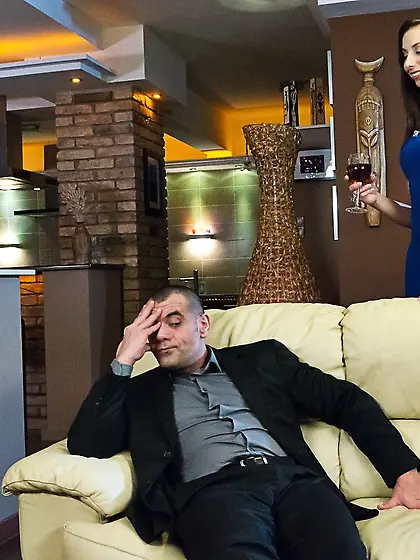 Lady lets him give her tongue before pounding her lubed hole