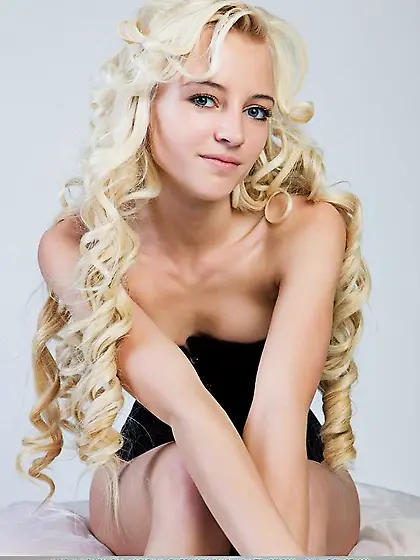 Platinum blonde likes exposing