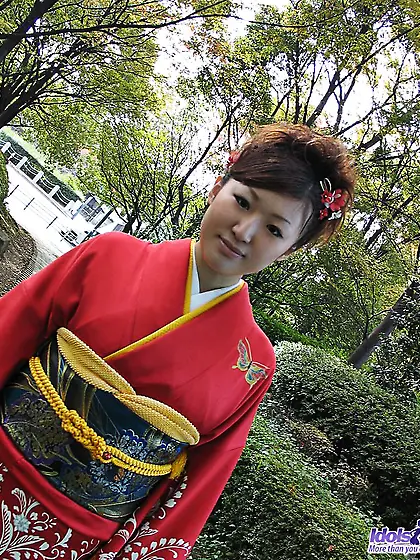 Uniform babe Aimi Idols allows everybody to look up her long ski