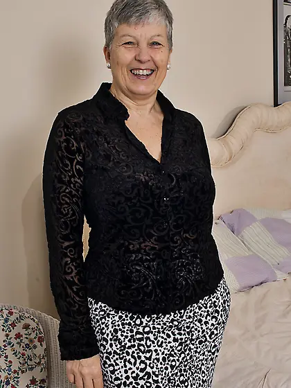 British housewife with big tits plays with her small pussy