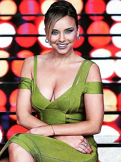 Putas exhibiendo sus piernas,  Vestida de puta