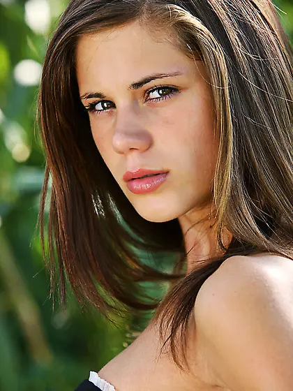 Attractive teen reveals sexy