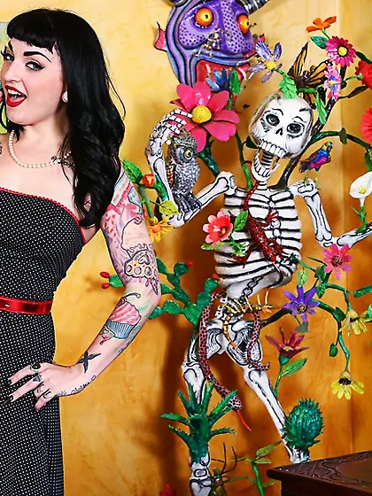 Thick pin-up girl plays