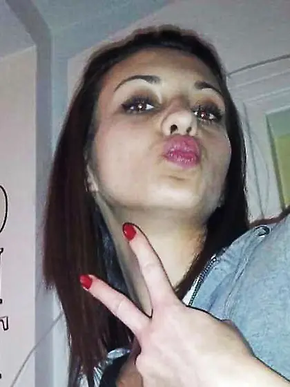 Lola coms et tributes de cette cochonne!!