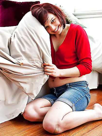 Spreading stripping pussy