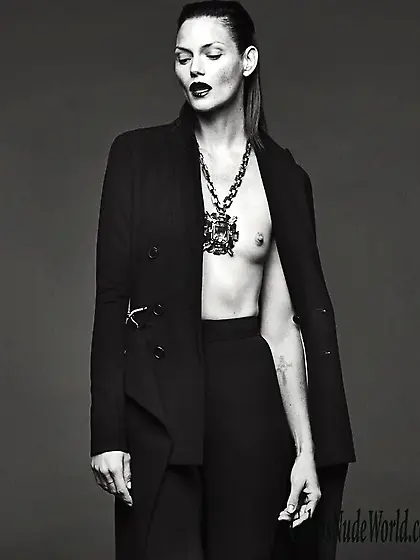 Mini Andén Revealing Her Breast