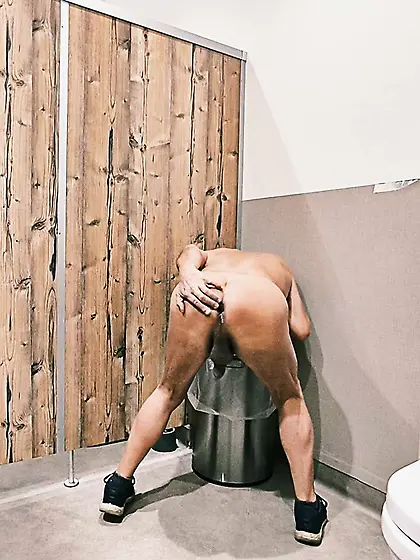 Nu et offert dans les toilettes