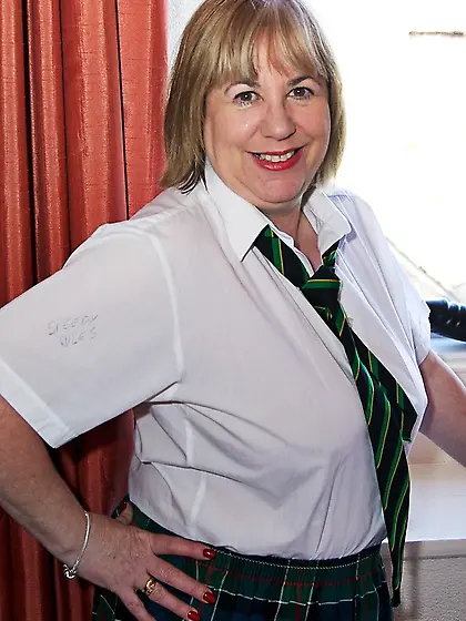 Mature Fingering Speedy Bee from United Kingdom