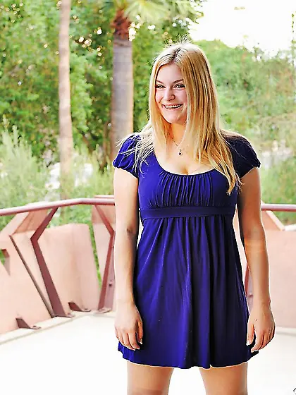 Amateur upskirt no panties