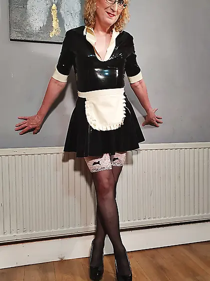 Sexy English MILF Lisa In Latex Maid Costume