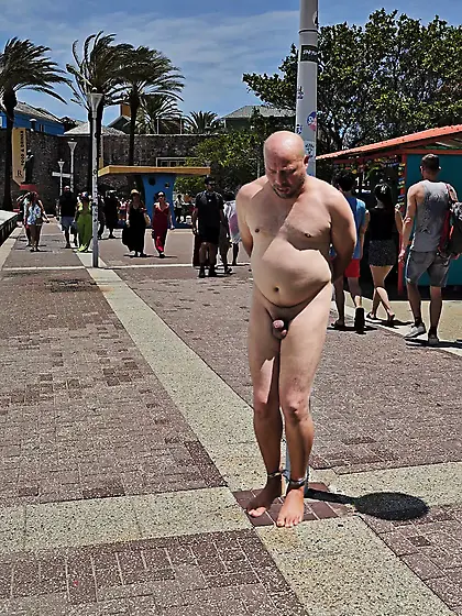 Amarrado desnudo cfnm publico