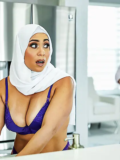 Bootylicious arab MYLF Carmela Clutch gets fucked balls deep