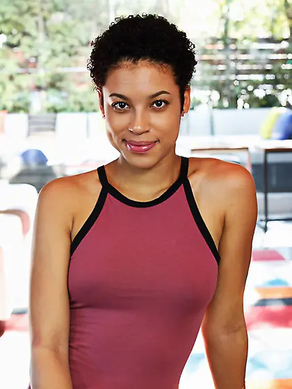 Short haired babe Amethyst Banks shakes her fat ass upclose