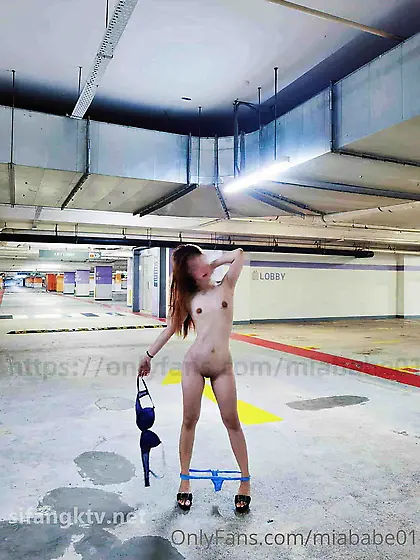 Miababe01 exposed in public