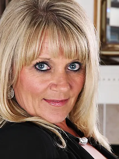 Curvaceous mature cougar stretches