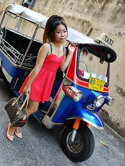 Rickshaw helps driver lure good-looking Asian sexpot into quick