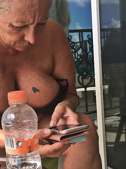 MOM BIG BOOBS BIKINI DOWNBLOUSE CLEAVAGE