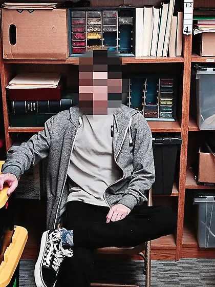 Oral sex for a lady guard who caught a hung...