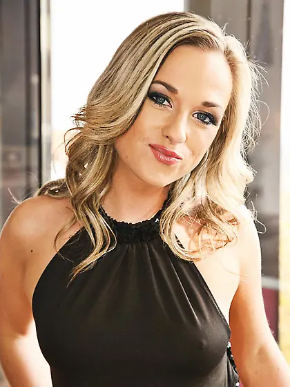 Golden haired babe with arousing ass Vinna Reed shows her booty