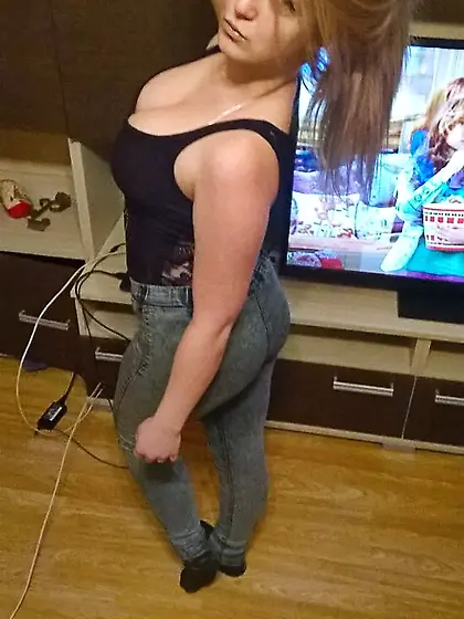 Blonde teen Cintia teasing with perfect body