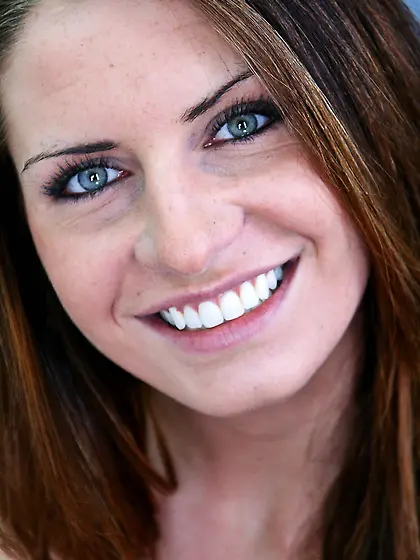 Hot brunette babe Taylor Mae strips on the bed and slurps on mas