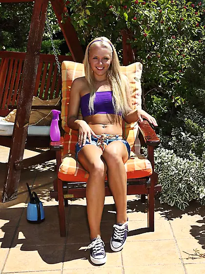 Cayenne Klein and her girlfriend Vanda Lust are two hot blondes