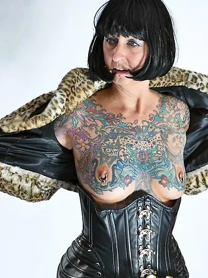 Photo shoot with full body tattooed MILF Cleo