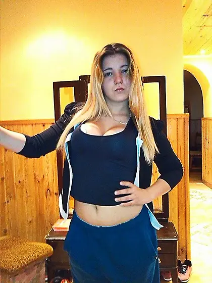 Blonde teen Cintia teasing with perfect body