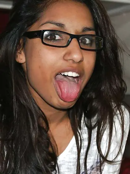 Smallish salope de tout juste 18ans (just 18yrs)