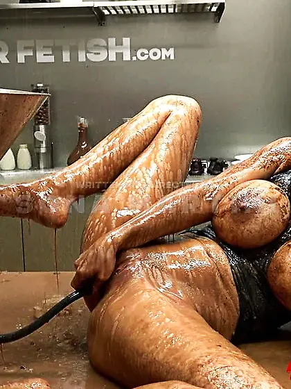 Nathaly Cherie squirts food from her anal