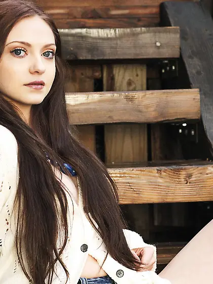 Brunette sweetie Star Renea takes it all off apart from her sexy