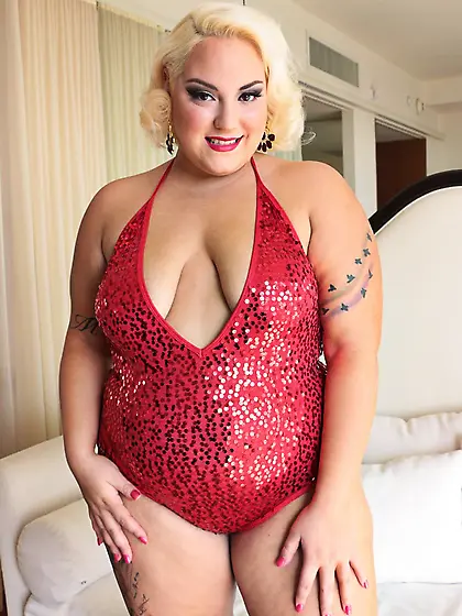 Jade Rose is chubby blonde who loves showing her shaved pussy to