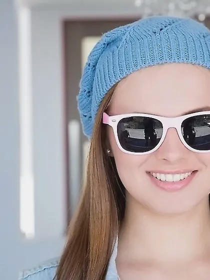 Hipster-y teen with a round butt gets a nice creampie on camera