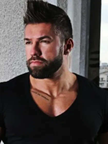 Brunette themusclediamond perform close