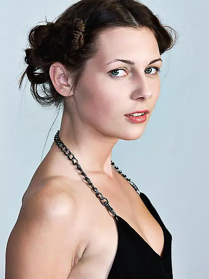 Lithe brunette babe Quinn A loves to pose for nude softcore pics