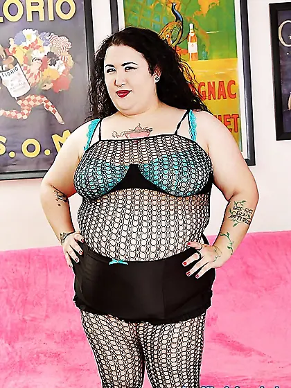 Chubby girl Moon Baby gets shows her tits and pussy