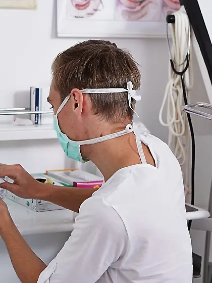 Thin girl with a round ass is here to get fingered deeply