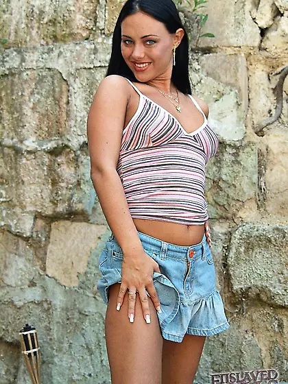 Valentina Velasques spreads her sexy legs for the camera and get