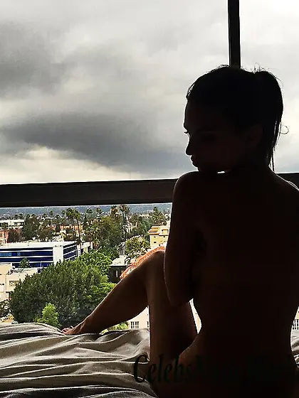 Emily Ratajkowski Naked pic