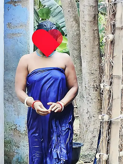 desi sexy Bhabhi bathing nude enjoy summer season