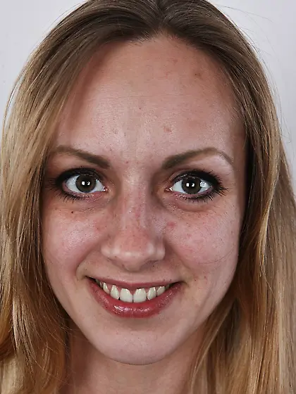 Model deletes jeans and disports flat chest and bald slit with b