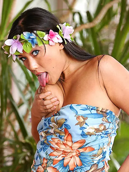 Tan lines babe being really kinky during her incredible vacation