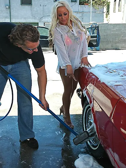 Savanah Gold asked a dude to wash her car but he preferred to wa