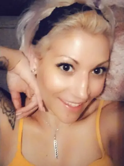 Kristen gave her pussy a workout on the GGW bus