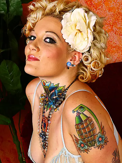 Cuckboy Ices His Nuts